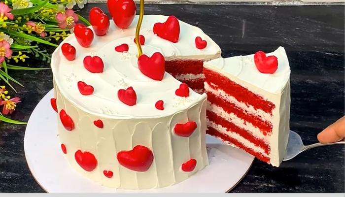 Luksuzna Red Velvet Torta – Savršeno Crvena i Kremasta