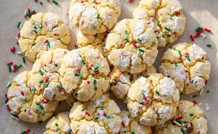 Keksići koji Izgledaju kao Male Grudve Snega