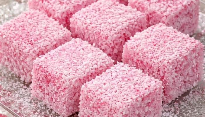 Osvježavajući griz kolač sa pudingom od jagode – bez pečenja