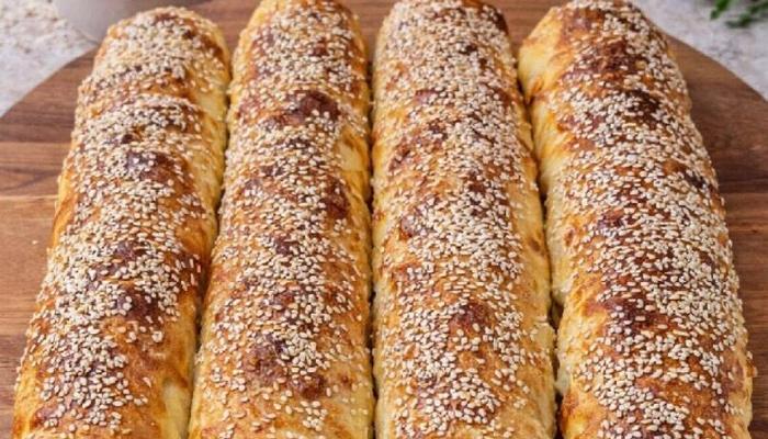 Pita rolat sa ajvarom, sirom i šampinjonima – mekani zalogaji iz rerne