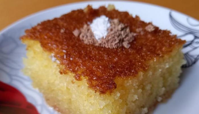 “Sočni kolač od griza – mera na čašu, bez miksera, gotov za 10 minuta pripreme.” – Kuhinja