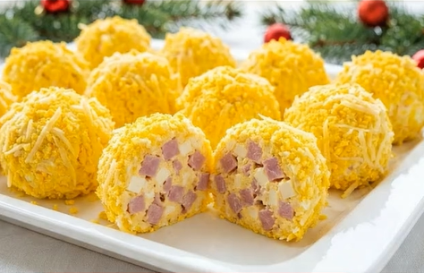 Zaliveni Kolač sa Jabukama: Sočna i Brza Poslastica na Čašu