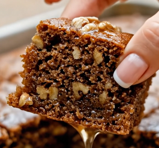 Sočni Zaliveni Kolač sa Orasima: Brzi Recept “Na Čašu”