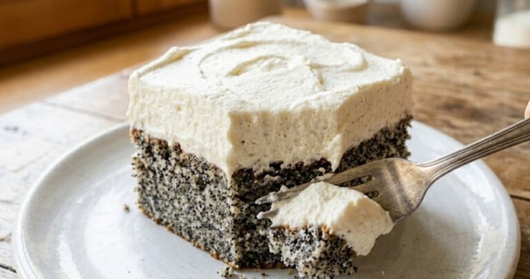 Kolač Sa Makom I Kremom – Bogat i Sočan Recept