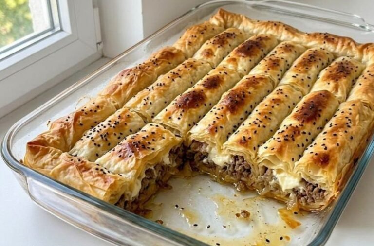 Starinska Gibanica sa Mesom i Kajmakom | Autentičan Recept