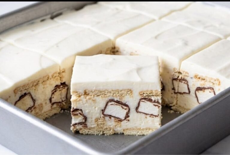 Nepečena torta sa bananicama i keksom | Brzi desert na čaše