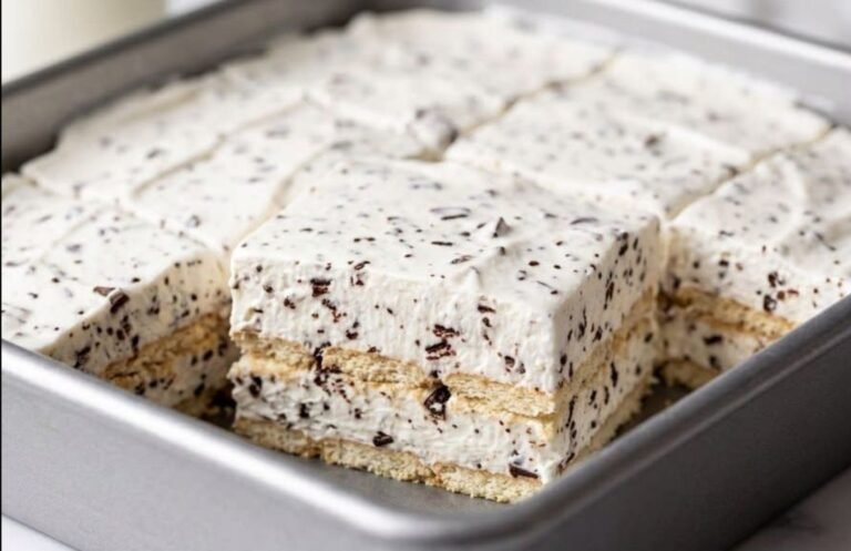 Brza straćatela torta | Kremasti desert sa keksom bez pečenja